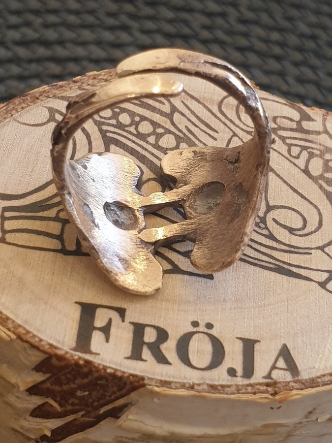 Ring brons etui av björk KNUTPPAULSEN NORWAY