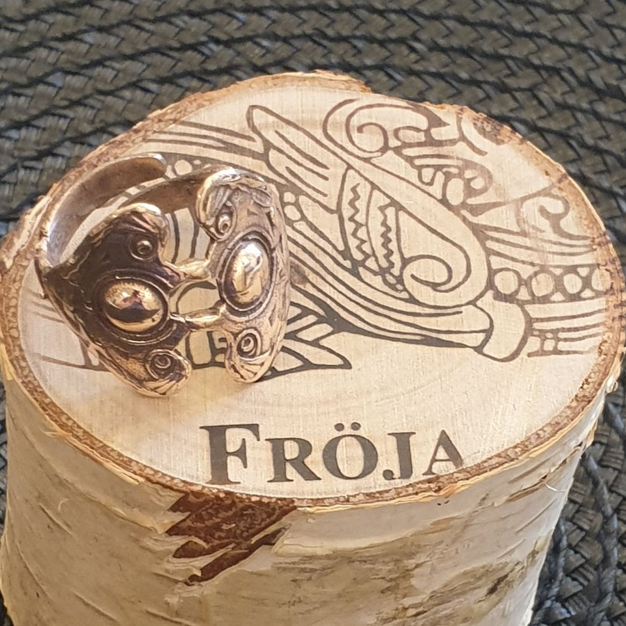 Ring brons etui av björk KNUTPPAULSEN NORWAY