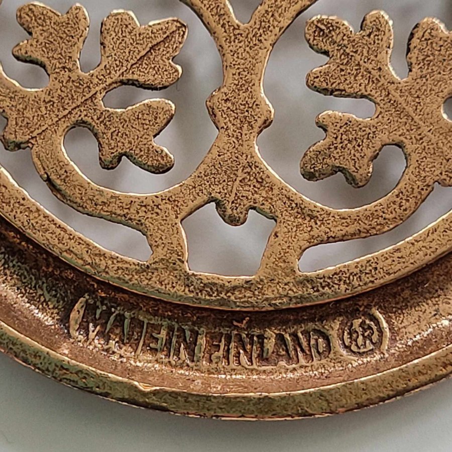 Kalevala Koru brosch i brons Tuukkalan solki stämplad: Made in Finland kk
