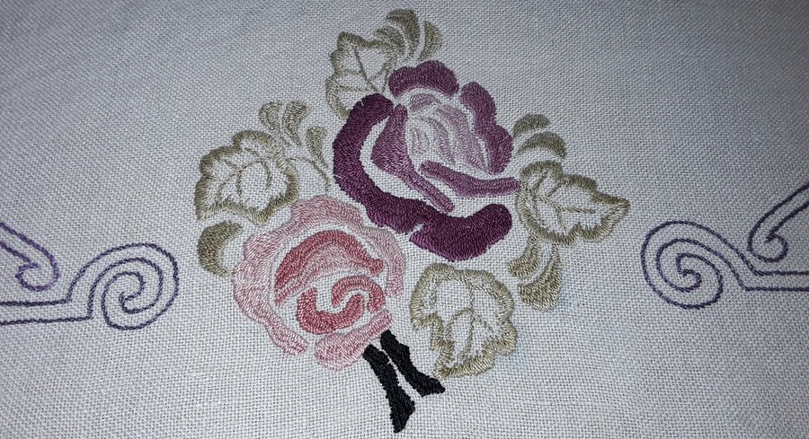 JUGEND ROSOR Gammal FIN handbroderad vacker linne JUGEND DUK 97 cm x 95 cm