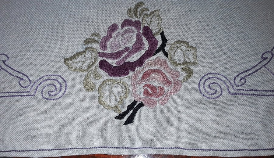 JUGEND ROSOR Gammal FIN handbroderad vacker linne JUGEND DUK 97 cm x 95 cm