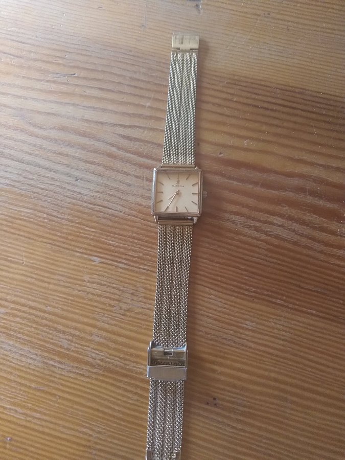 Square Black Oak unisex watch model B6978 in golden tone