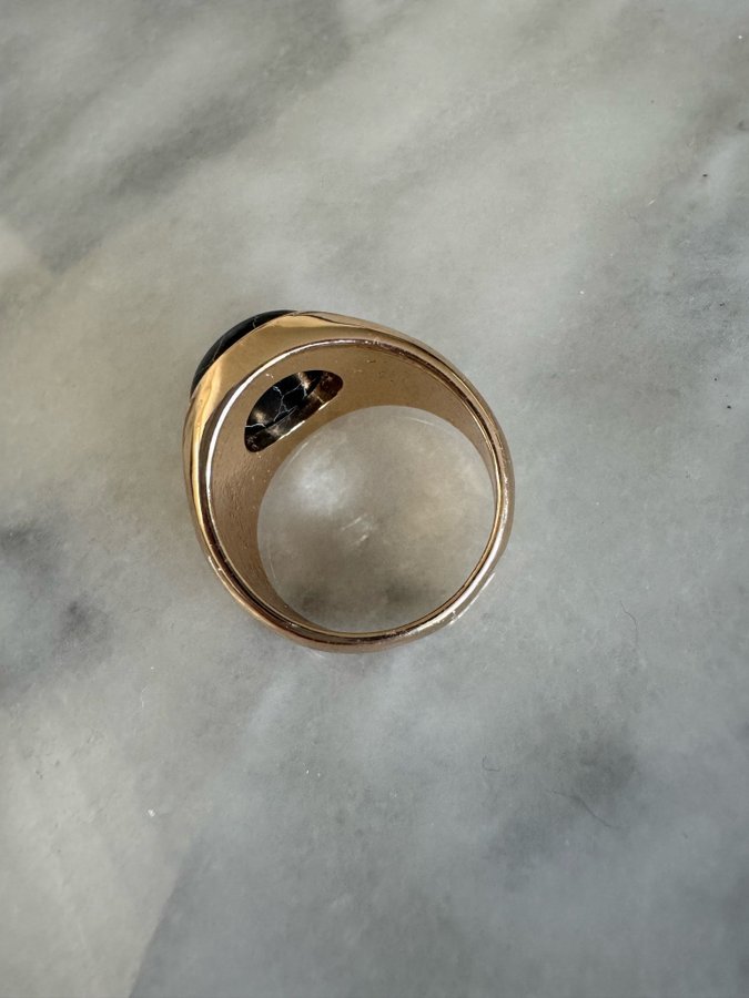 Guldfärgad ring med svart sten - Storlek M