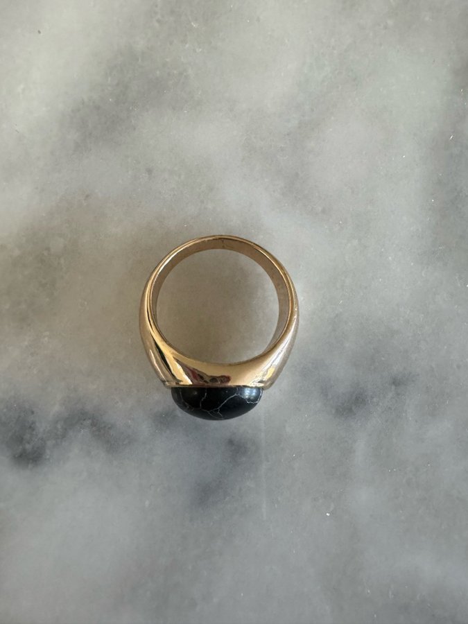 Guldfärgad ring med svart sten - Storlek M
