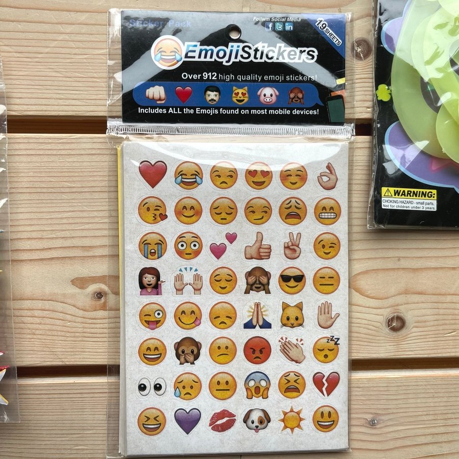 Pysselpaket - Emoji-klistermärken färgpennor brads… - Pyssel - Oanvänt skick