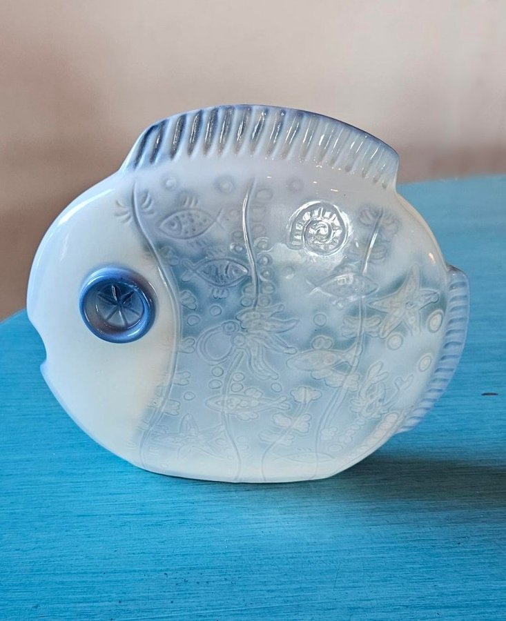 Figurin fisk från ungerska Aquicum handmålad design Antonia Ösz-Sábo Ungern