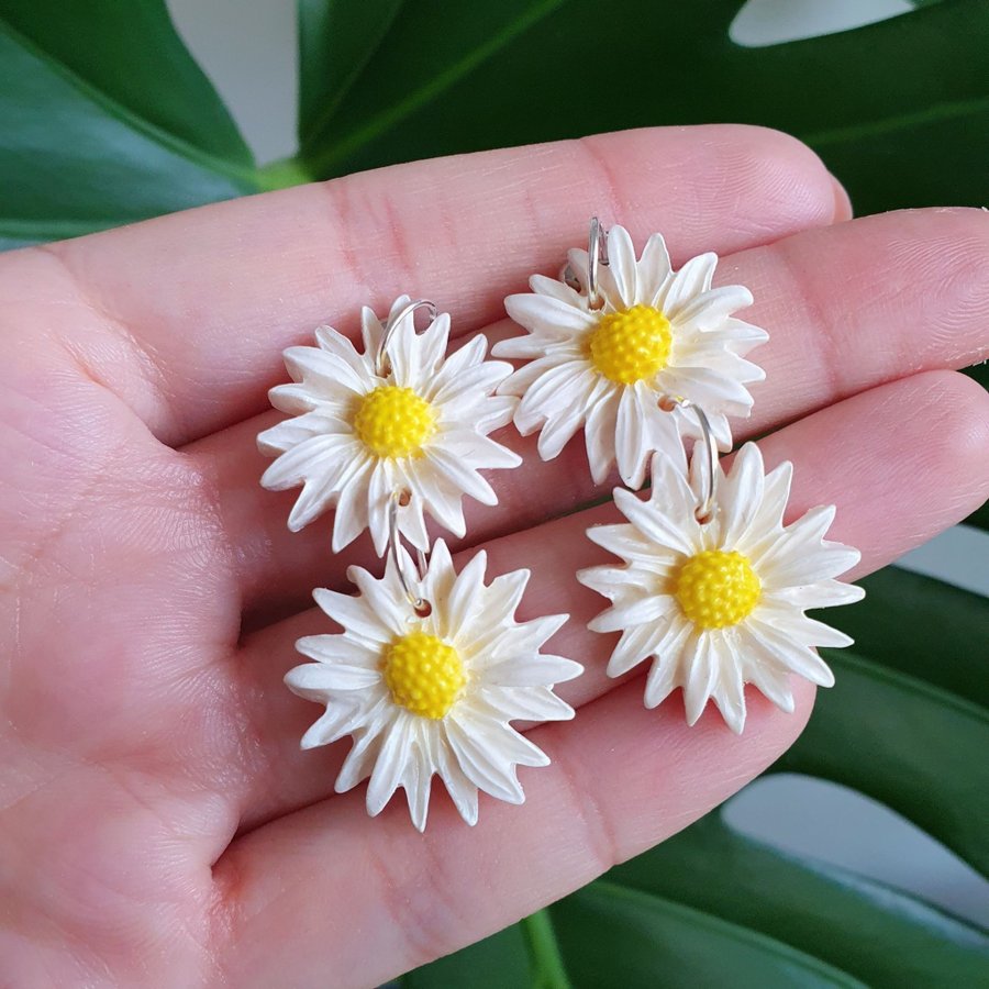 Fina vita blommor handgjorda blomörhängen