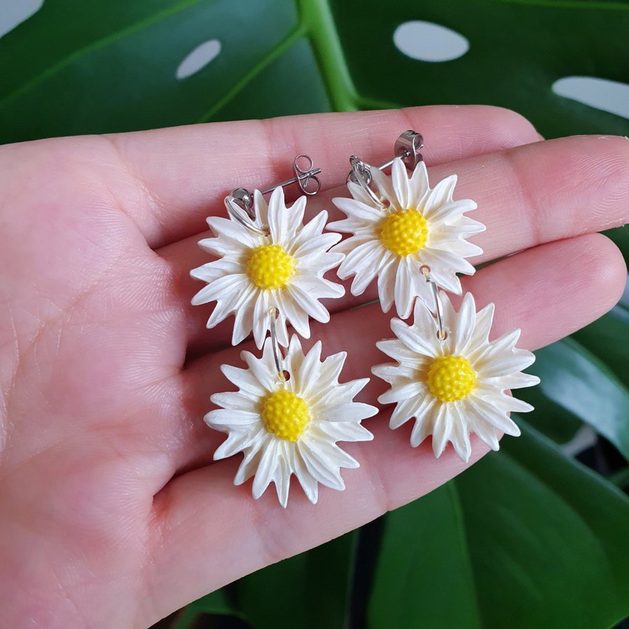 Fina vita blommor handgjorda blomörhängen