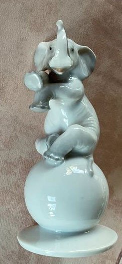 Rosenthal Figur - Elefant auf Kugel von 1938 Modellnummer B953