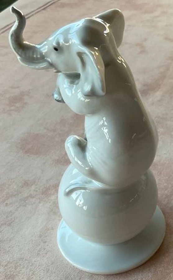 Rosenthal Figur - Elefant auf Kugel von 1938 Modellnummer B953