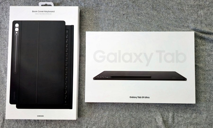 Samsung Galaxy Tab S9 Ultra + Book Cover Keyboard + Adidas Pouch