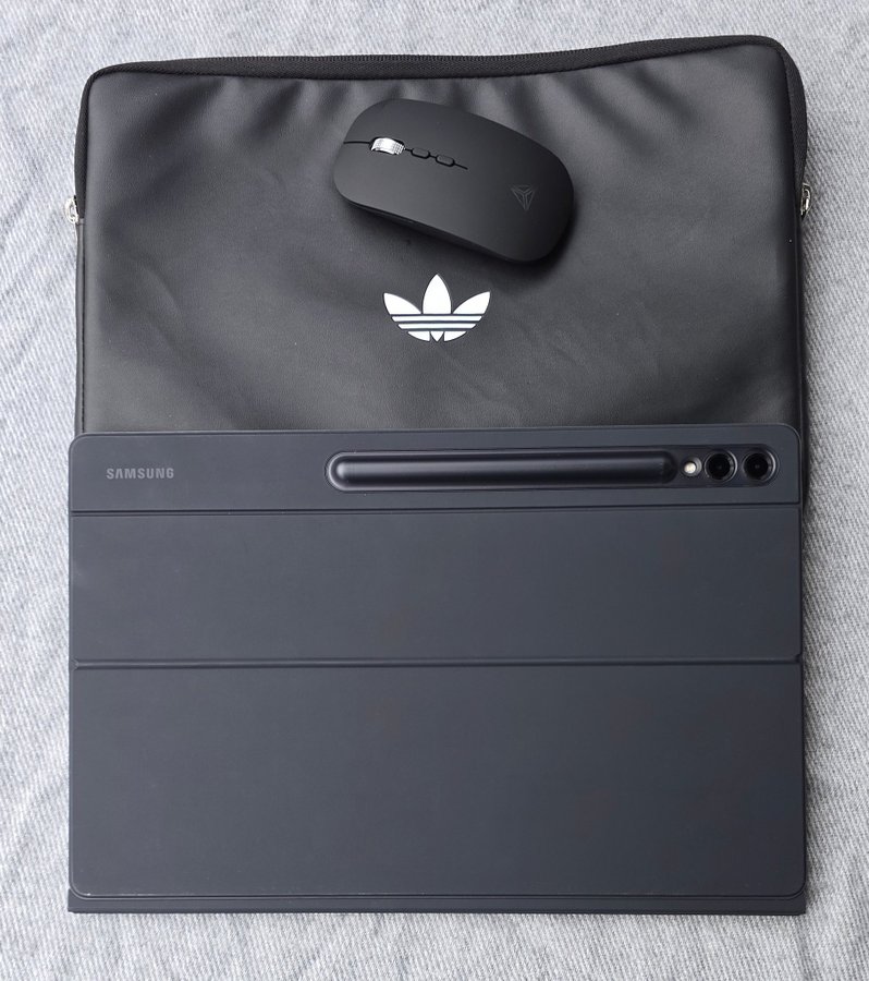 Samsung Galaxy Tab S9 Ultra + Book Cover Keyboard + Adidas Pouch