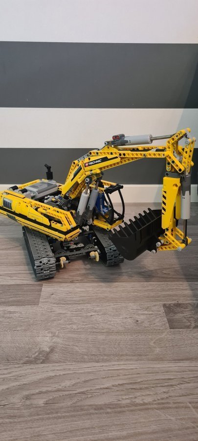 Lego technic 8043 elektrisk radiostyrd grävskopa grävmaskin motorized excavator