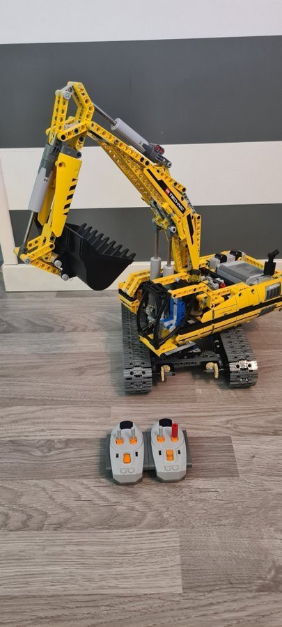 Lego technic 8043 elektrisk radiostyrd grävskopa grävmaskin motorized excavator