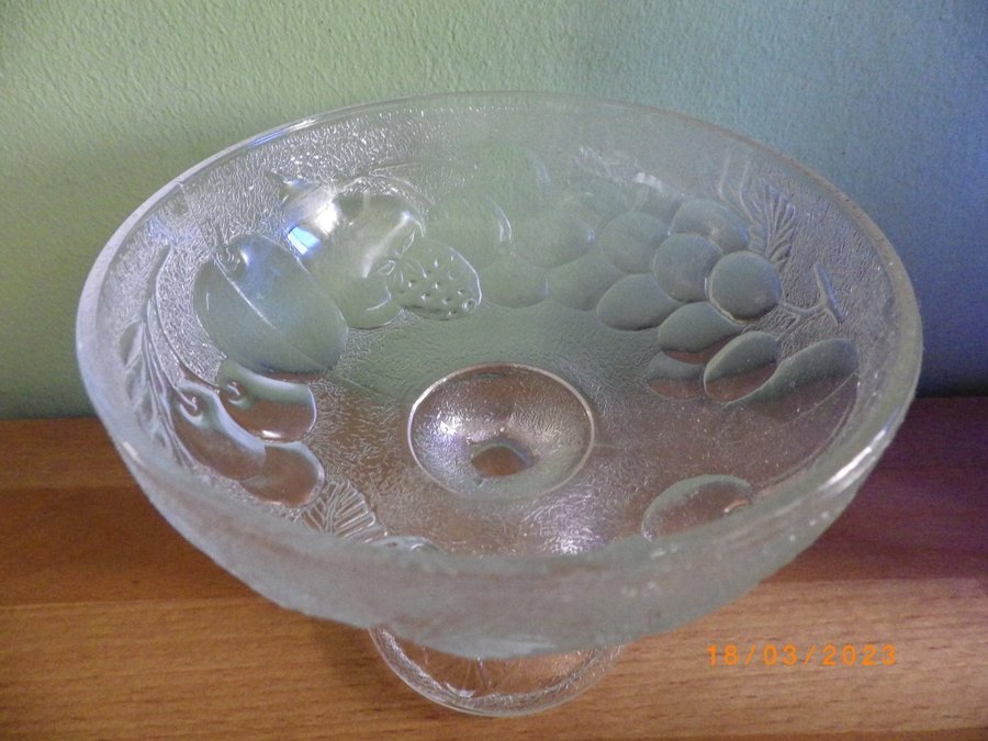 En Fin Skål på fot i Pressglas med fruktmotiv