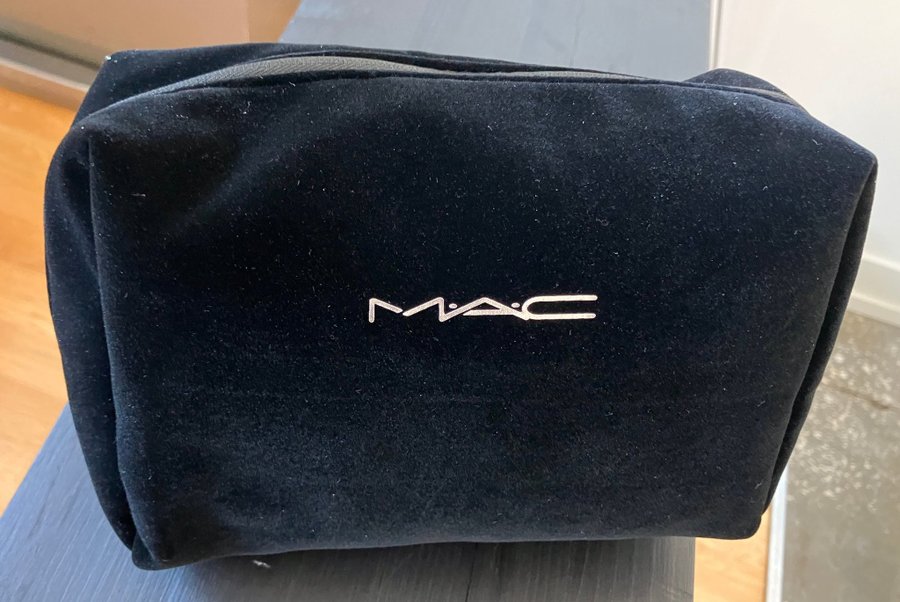 Svart MAC Cosmetics necessär sminkväska beauty bag sammet