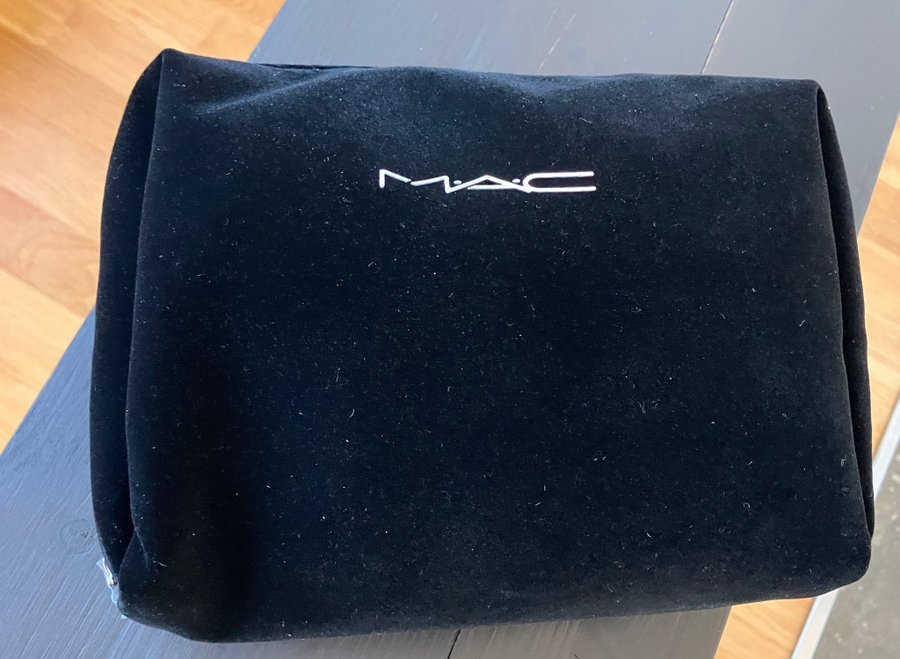 Svart MAC Cosmetics necessär sminkväska beauty bag sammet