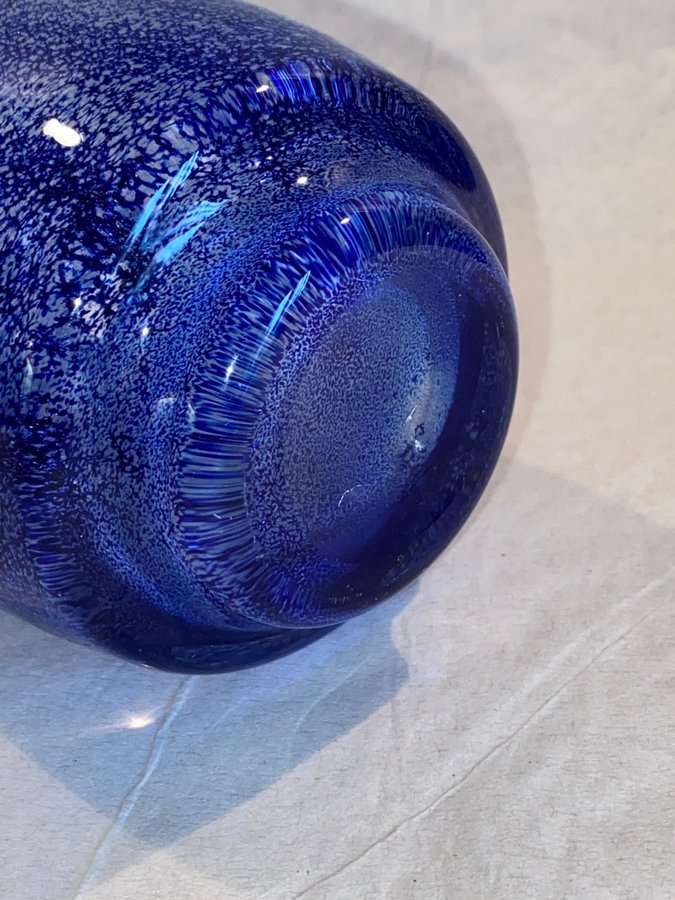 Konstglas Vas i blått Tillverkare okänd ej signerad