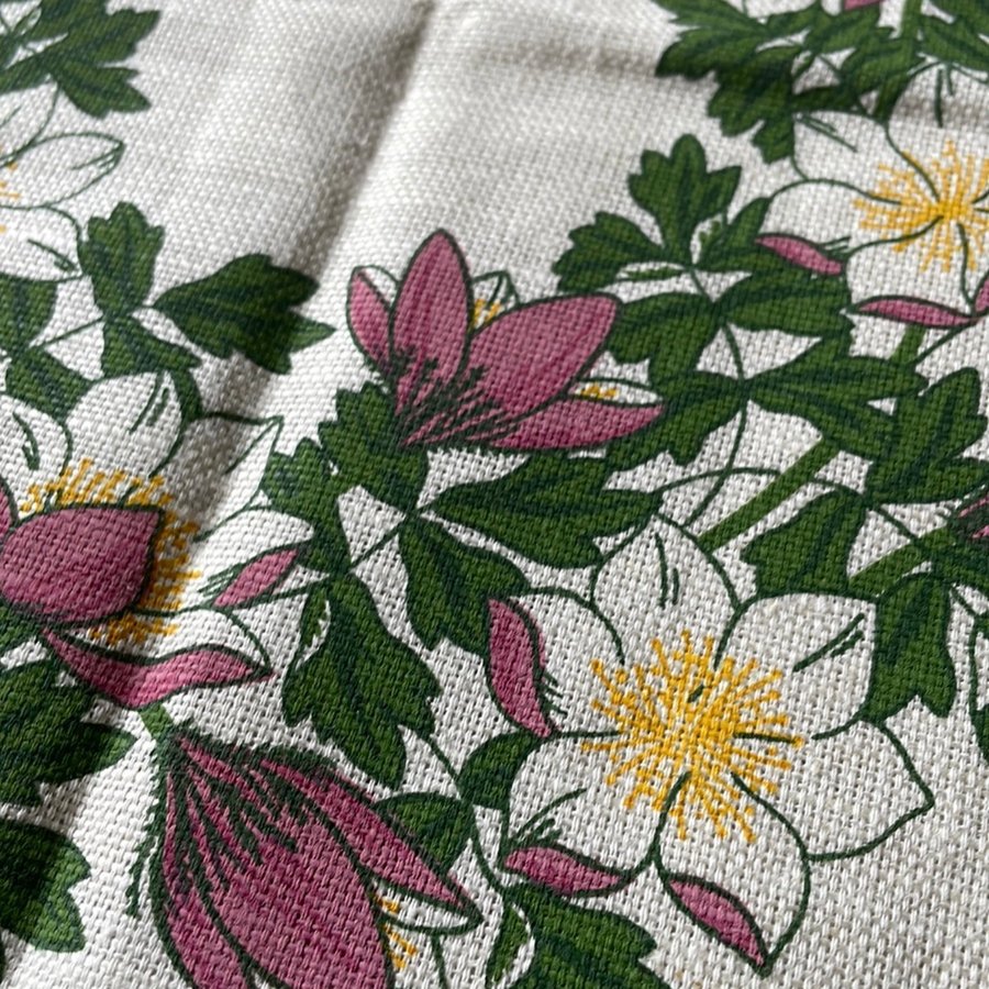 Frösö handtryck- fin duk i linne och tryckt blomsterkrans