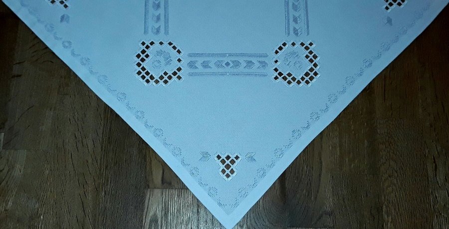 Handbroderad äldre vit vacker DUK i Hardanger Välbroderad 40 cm x 40 cm