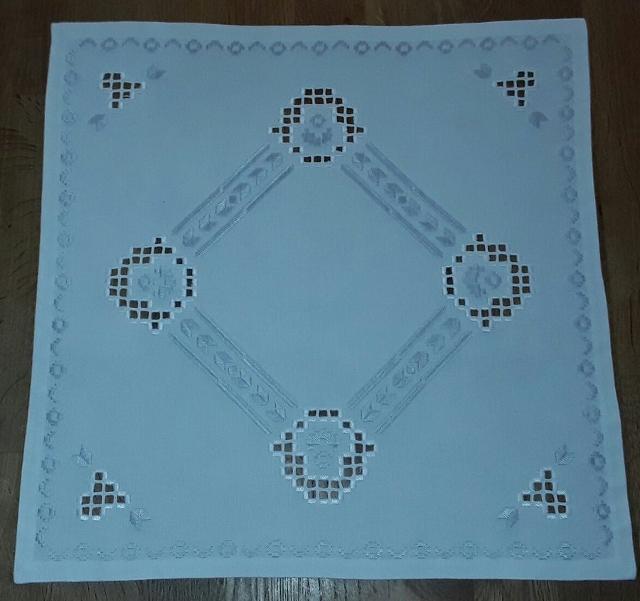 Handbroderad äldre vit vacker DUK i Hardanger Välbroderad 40 cm x 40 cm