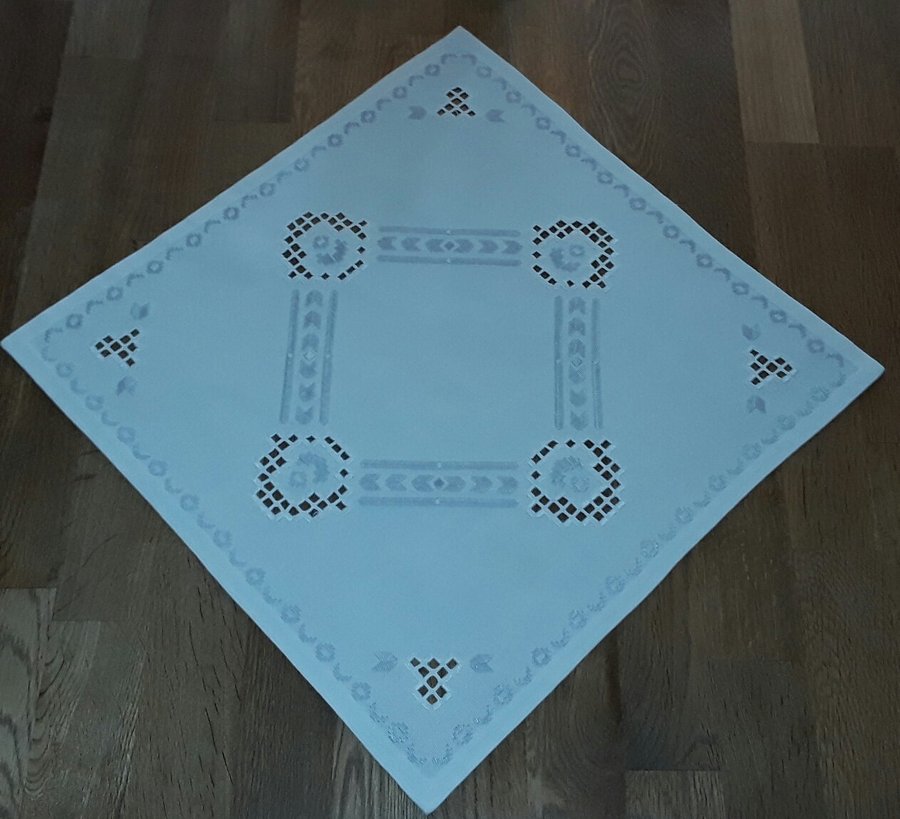 Handbroderad äldre vit vacker DUK i Hardanger Välbroderad 40 cm x 40 cm