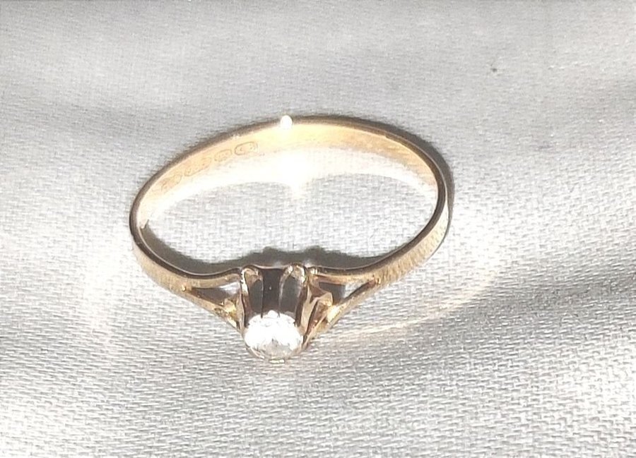 Äkta 14k guld Ring med vita sten Ø17 mm