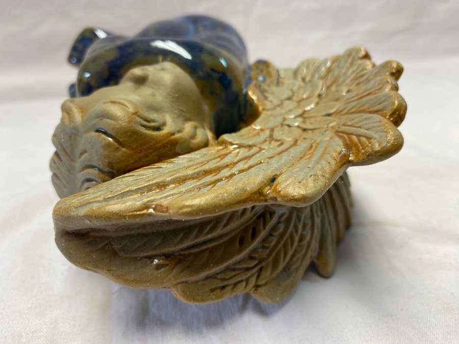 Vilande ängel med hopfällda vingar keramik hantverk design