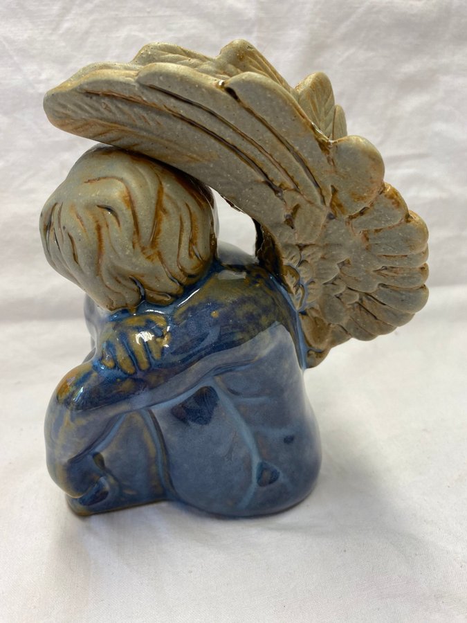 Vilande ängel med hopfällda vingar keramik hantverk design
