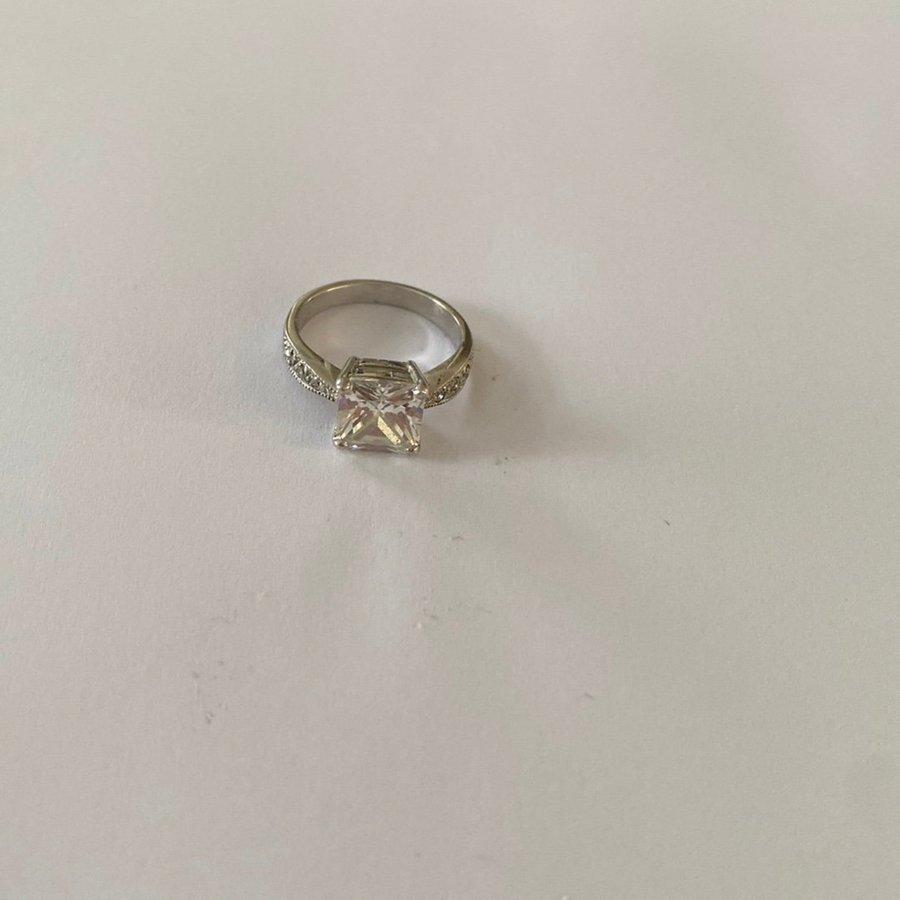 Silver ring med stenar glittrande Bergskristall 18mm 925 GHA