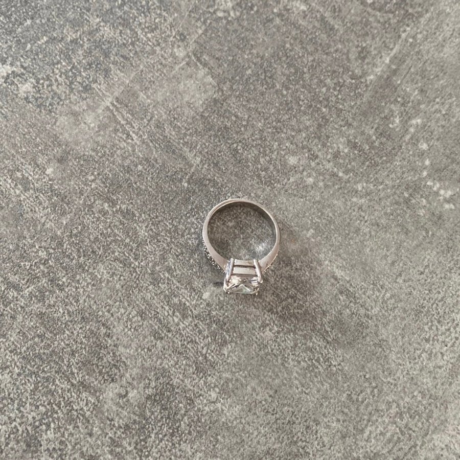 Silver ring med stenar glittrande Bergskristall 18mm 925 GHA