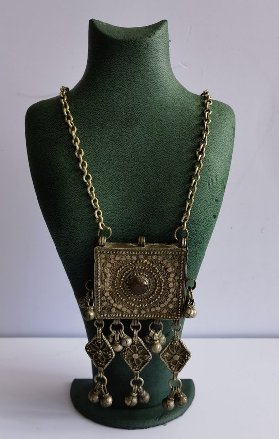 Vintage amulett halsband saudi Arabia eller jemenitisk beduin från 1837 tal