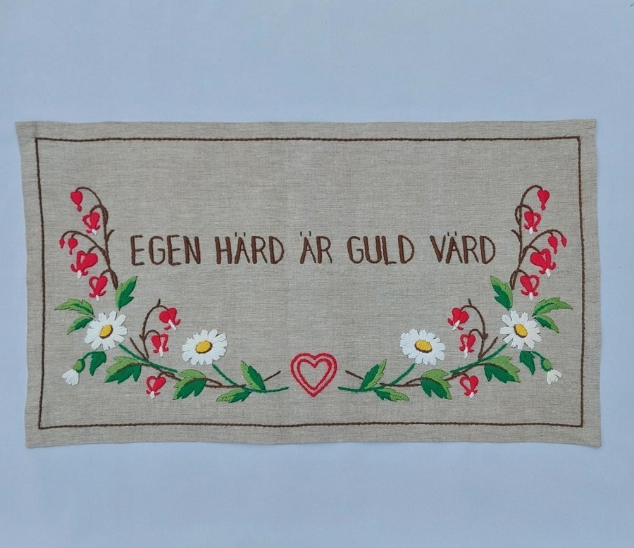 Vacker väggbonad med text i fint begagnat skick Hantverk! Vintage retro!