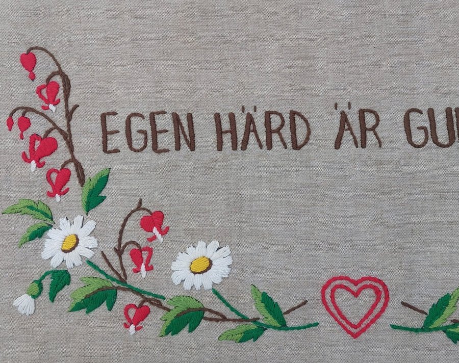 Vacker väggbonad med text i fint begagnat skick Hantverk! Vintage retro!