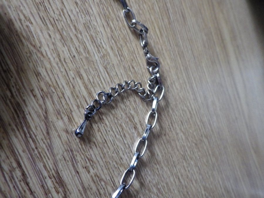 Halsband i metall med cirkelformat stort hänge tungt mässingsfärg