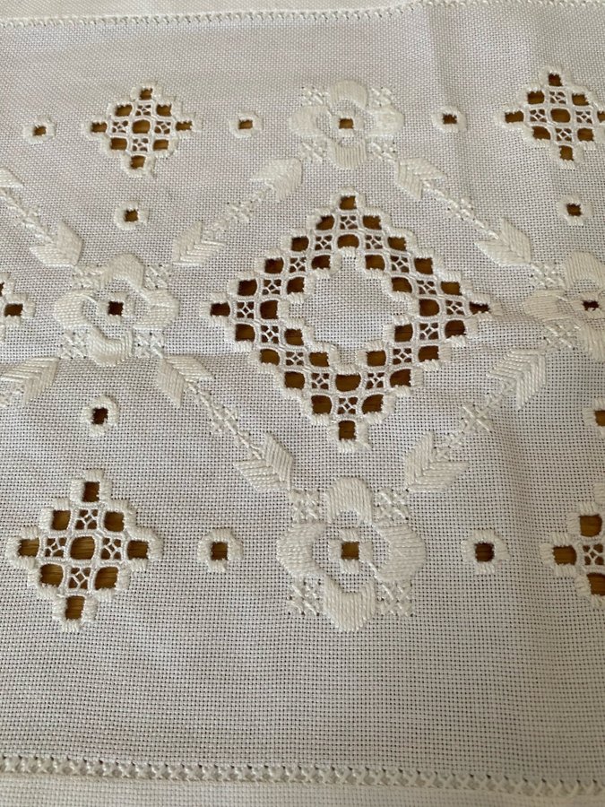 äldre broderad bordsduk Hardanger duk äldre duk gedigen handarbete