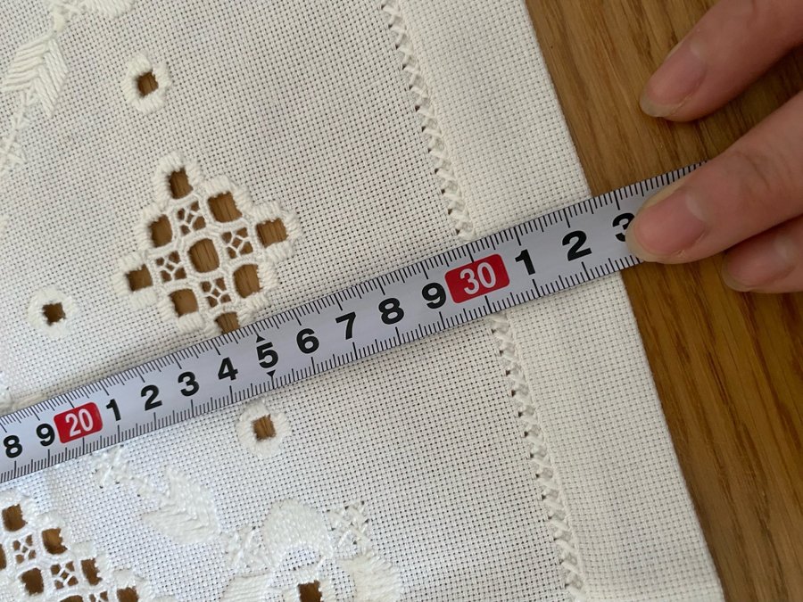 äldre broderad bordsduk Hardanger duk äldre duk gedigen handarbete