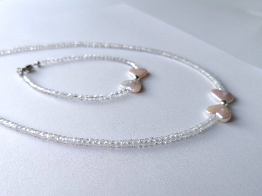 Halsband och armband set med äkta pärlor