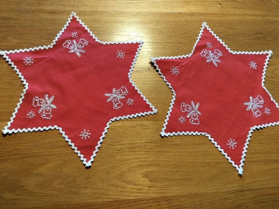 Två retro broderade juldukar