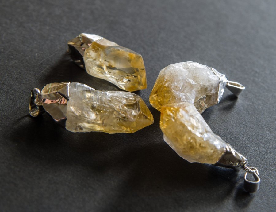 Lite större hänge halsband rå spets av Citrin med silverfärgat fäste kristall