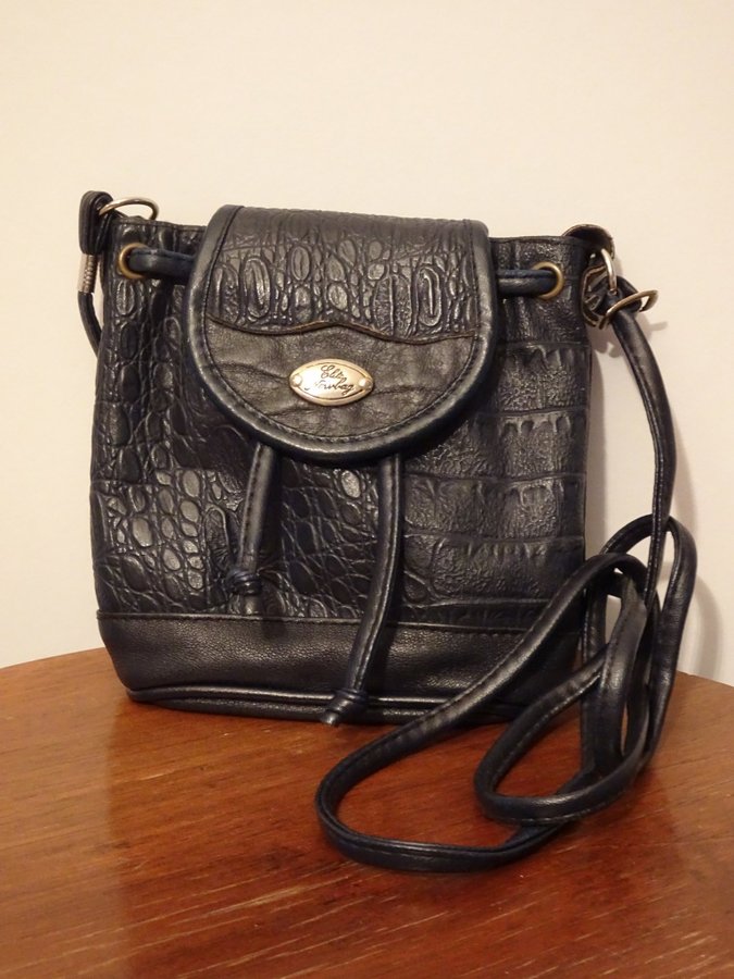 Vintage mindre väska i svart mjukt läder Mycket fint skick!