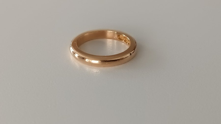 Mycket vacker guldring i 18K guld Vikt 540g Bra skick Titta