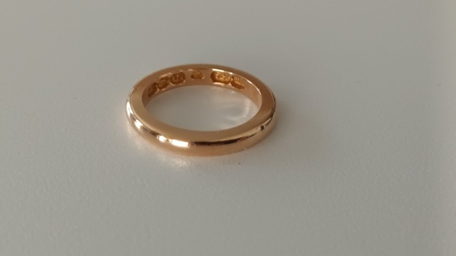 Mycket vacker guldring i 18K guld Vikt 540g Bra skick Titta