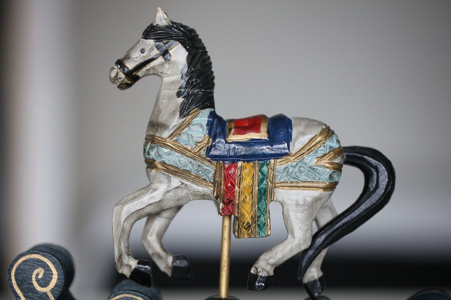 Antik gunghäst i miniatyr - Vacker pjäs med högt dekorationsvärde