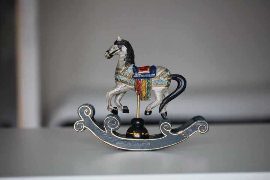 Antik gunghäst i miniatyr - Vacker pjäs med högt dekorationsvärde