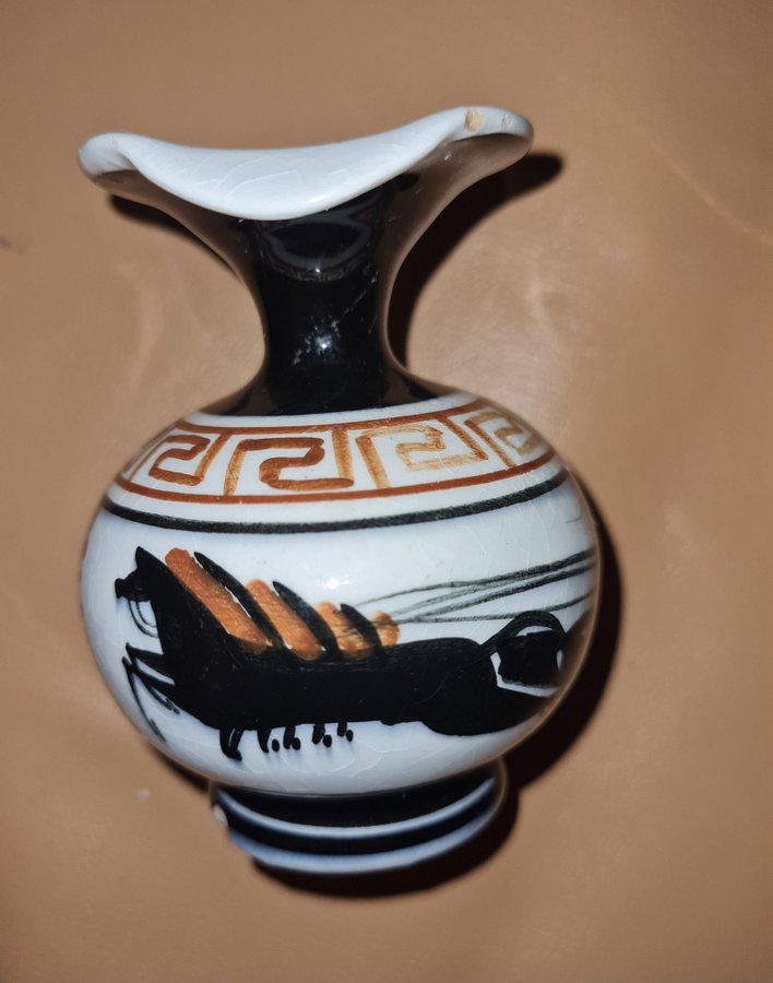 Två Vintage Grekiska handgjorda vasar en i koppar och en i keramik Vas mutamia