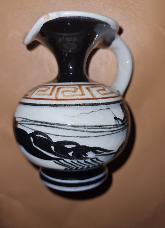 Två Vintage Grekiska handgjorda vasar en i koppar och en i keramik Vas mutamia