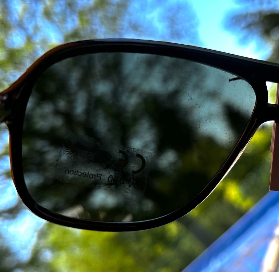 Nya fina tidlösa unisex solglasögon med mörk färgade plast båge