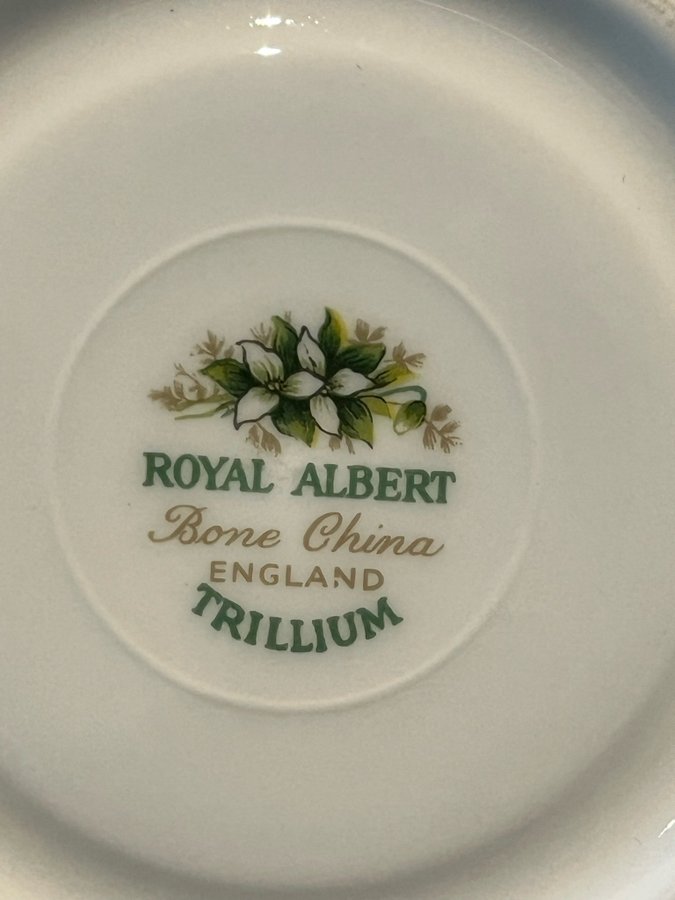 Royal Albert 11 st fat ”Trillium"