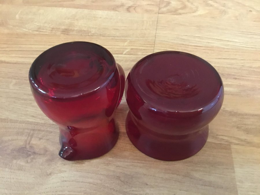 Elegant rubinröd set gräddkanna  sockerskål av Reijmyre Glasbruk